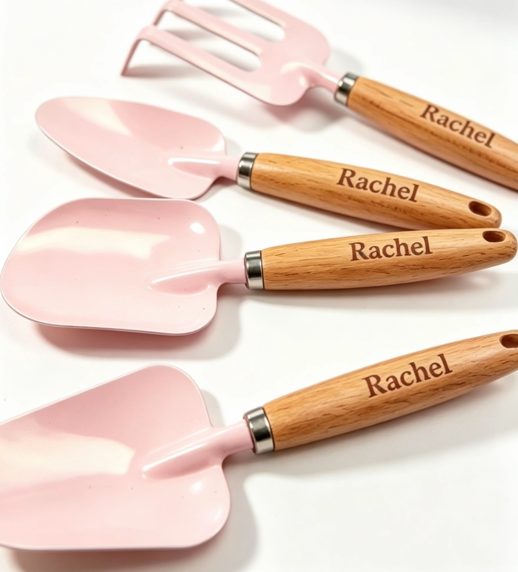 パーソナライズされた名前入りミニ木製ハンドル園芸工具セット4 - Gardening Tools Names のレビューと価格
